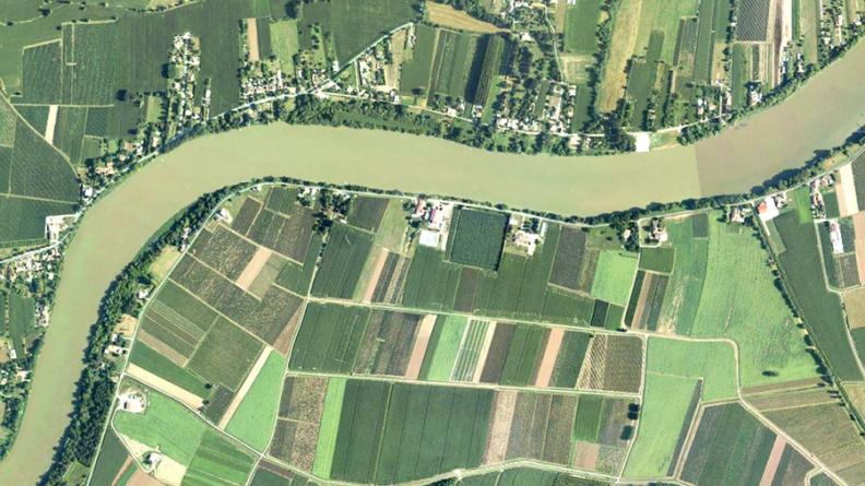 Sainte-Terre en 2004, les prairies ont quasiment disparu et tous les terrains sont cultivés ou plantés de vignes ou de peupleraies, même les plus bas.