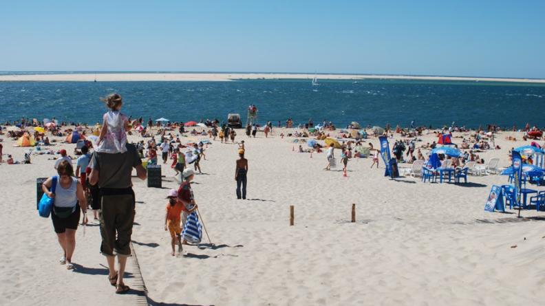 L'affluence colossale en période estivale est problématique en ce qui concerne la sauvegarde des milieux fragiles des dunes littorales.