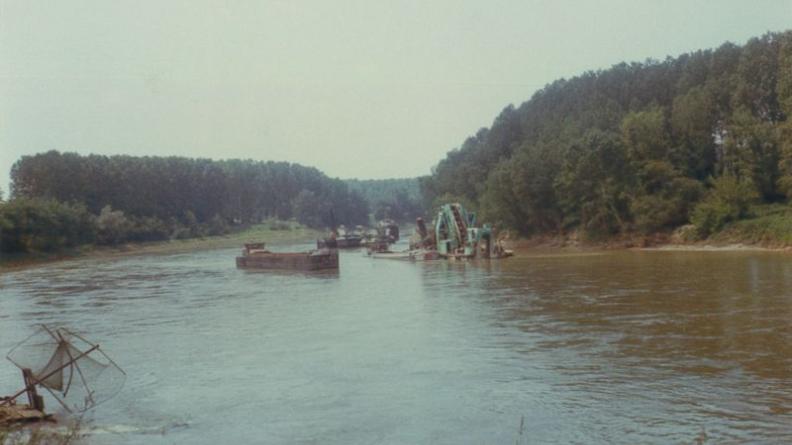 Les dragues opéraient jusqu'au ras des berges