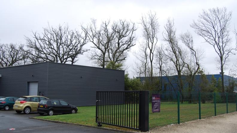 Si l'architecture des bâtiments de cette zone d'activité reste simple, la préservation de la haie arborée préexistante présente un exemple intéressant de prise en compte du paysage durant la conception d'un aménagement - Floirac