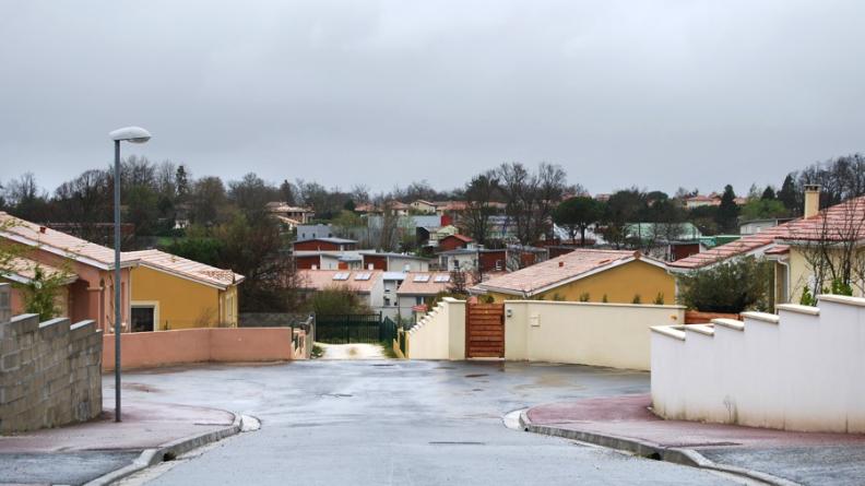 Depuis les implantations anciennes en crêtes, l'urbanisation tend à descendre graduellement dans les vallons, sous la forme de lotissements - comme ici, à Artigues-Près-Bordeaux - ou bien d'habitations isolées se succédant en suivant la pente.