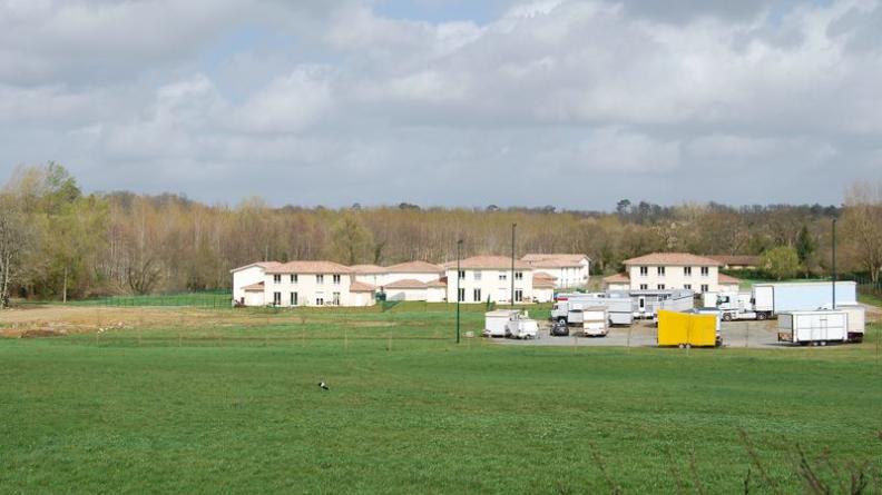 Absence de transition entre l'urbanisation et la prairie - La Sauve