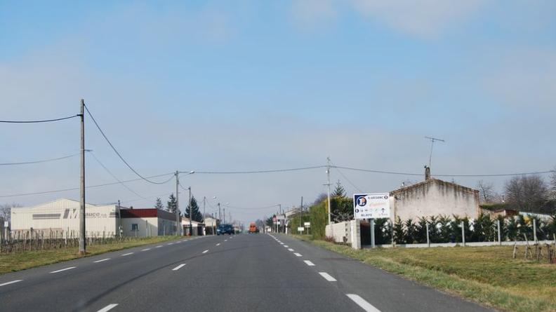 A l'approche de Blaye, la RD937 est bordée de nombreuses constructions récentes. Les bâtiments en bords de route tendent à banaliser les paysages traversés - Cars