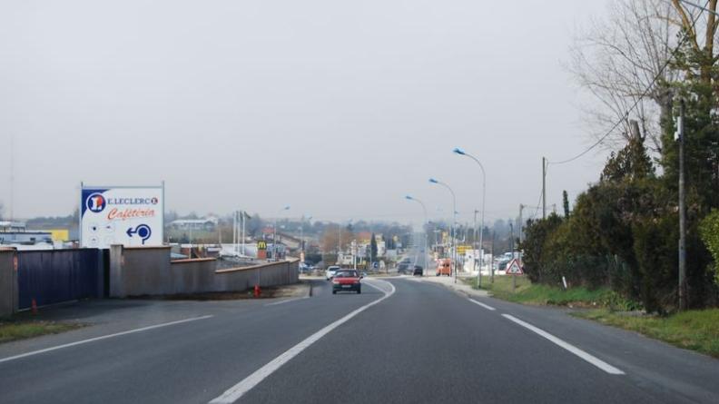 Le centre commercial de La Gruppe offre un paysage pauvre et banal en sortie de ville - Blaye