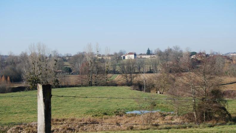 Le coteau doux de Saint-Martin-de-Lerm surplombe un fond de vallée étroit et plat - Loubens
