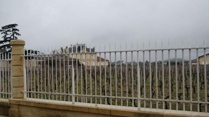 La clôture cerne le domaine, mais laisse passer le regard - Libourne
