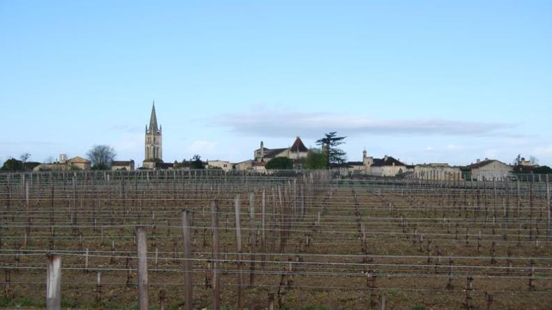La silhouette de Saint-Emilion, surplombée par son clocher