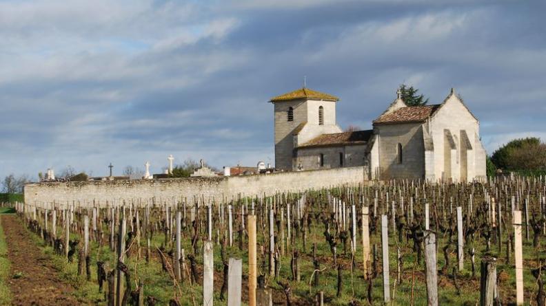 La petite église de Saint-Hippolyte, isolée avec son cimetière