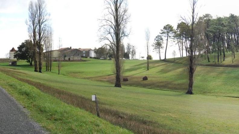 pano - Au-dessus du vallon du ruisseau de Pique-Roque, le Château de Clotte s'accompagne d'un parc ouvert et généreux - Les Salles-de-Castillon