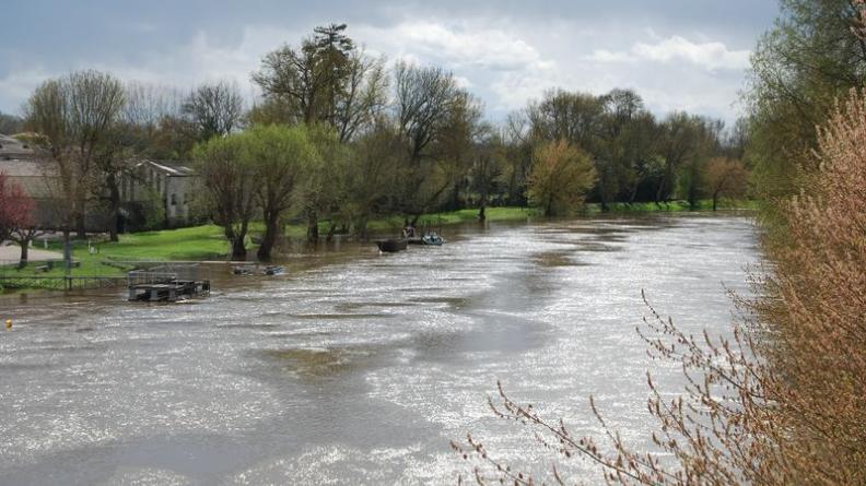 Les rives boisées et enherbées forment un lieu de promenade agréable - Saint-Denis-de-Pile