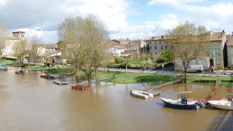Les berges bâties de Saint-Denis-de-Pile offrent un rapport direct et agréable à la rivière