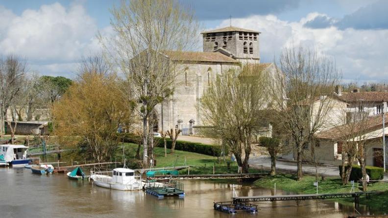 La qualité des berges n'est pas mise en valeur par la vétusté de certains pontons - Saint-Denis-de-Pile