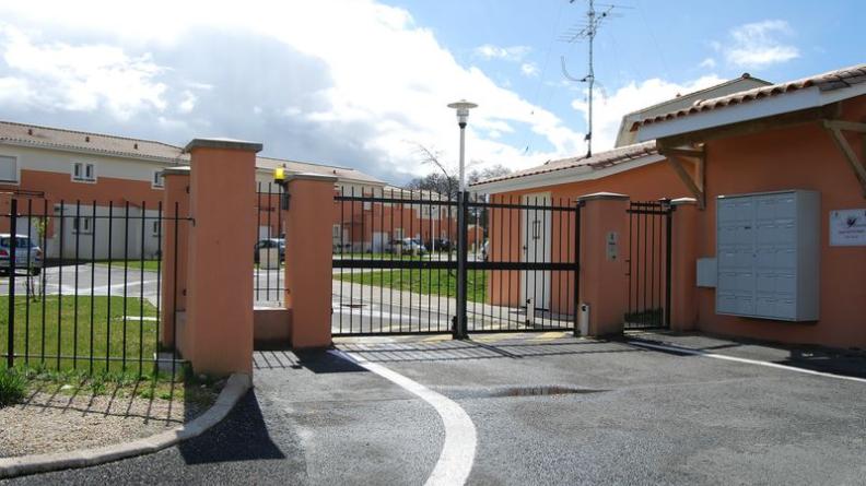 De tels quartiers, totalement fermés, forment des enclaves et n'autorisent pas la constitution d'un espace public de qualité - Galgon