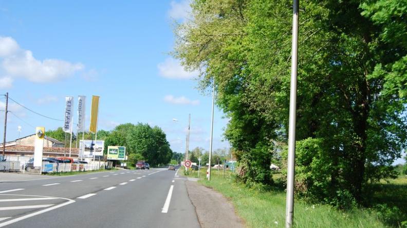 Les activités s’imposent au long des voies principales, ici la RD1250
