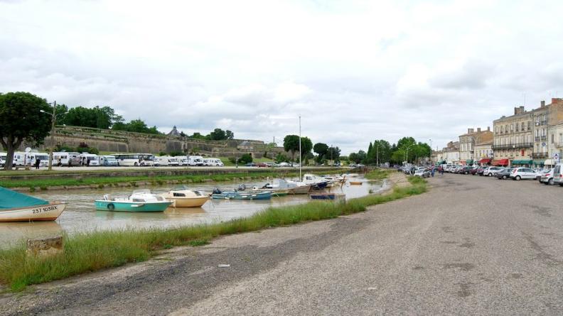 L'étroit chenal s'immisce entre la ville et la citadelle mais sa présence est occultée par les stationnements - Blaye
