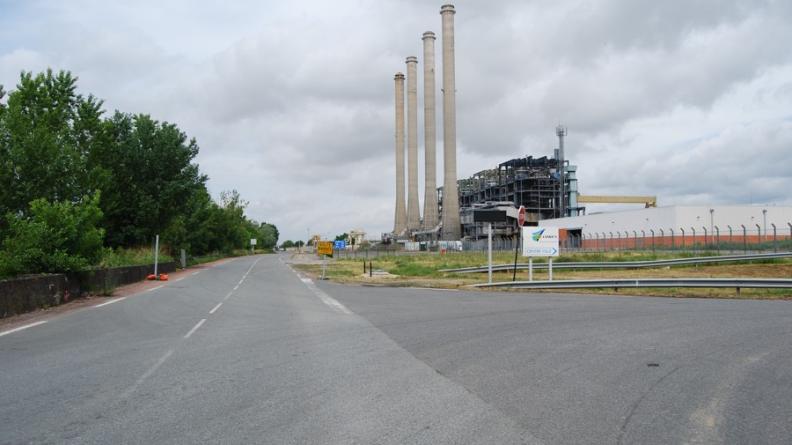 La centrale thermique d'Ambès reste encore un point de repère majeur, mais le démantèlement de l'usine et des cheminées est en cours.