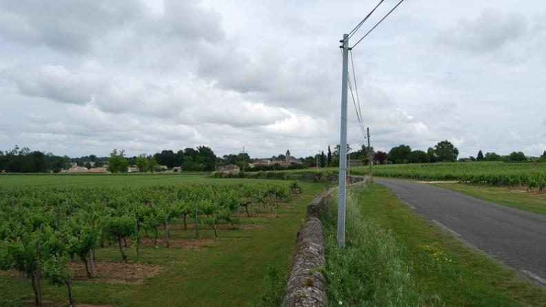 route en surplomb, muret maçonné