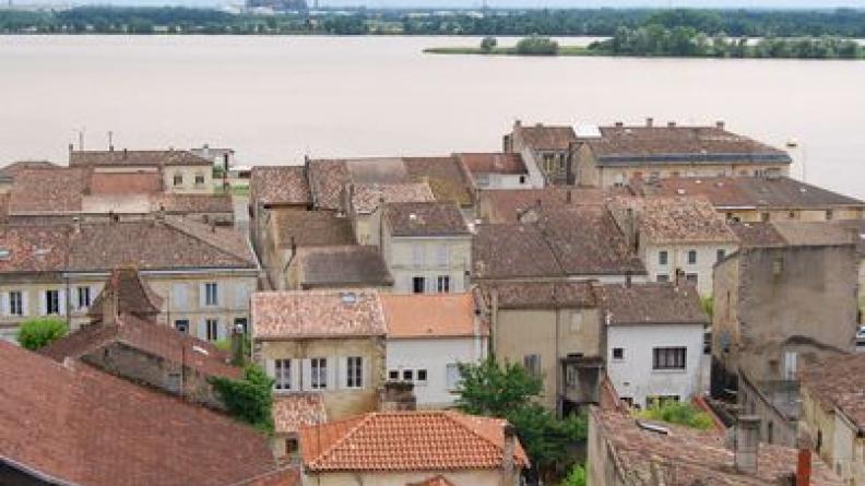 Les toitures de Bourg dessinent une ville compacte face au Bec d'Ambès