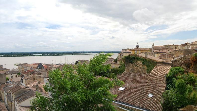 La ville s'étire des hauteurs du coteau jusqu'à la berge de l'estuaire - Bourg