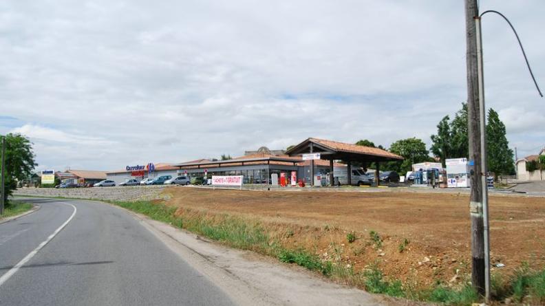 L'inscription des grandes surfaces dans le paysage est des plus sommaires - Bourg