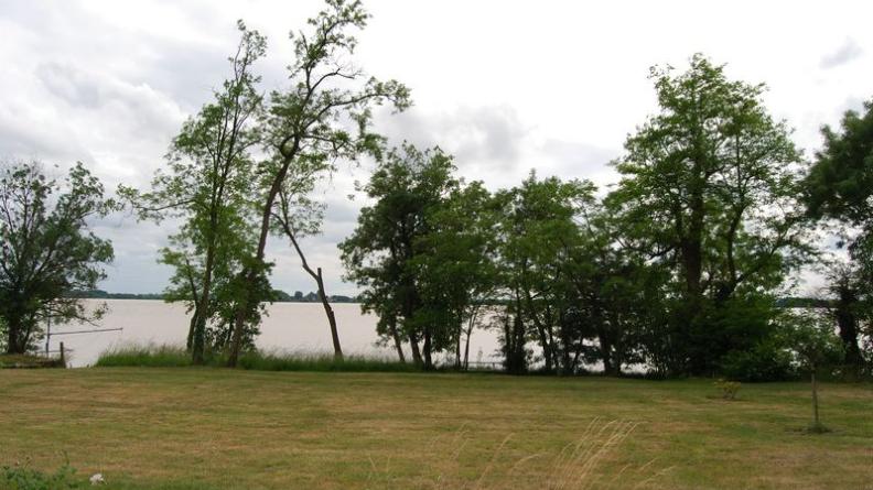 Les jardins s'étendent jusqu'à la berge de l'estuaire - Bayon-sur-Gironde