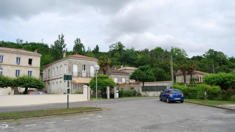 Les boisements de la falaise surplombent les bâtiments - Gauriac