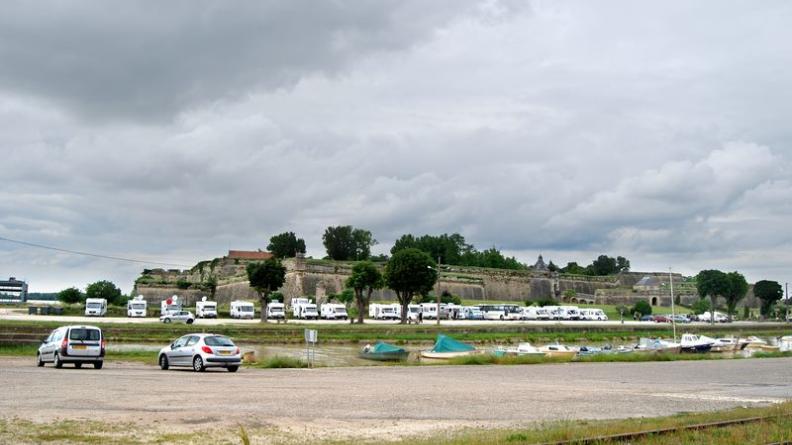 Le stationnement des camping-cars en contrebas des fortifications dévalorise l'image de la citadelle - Blaye