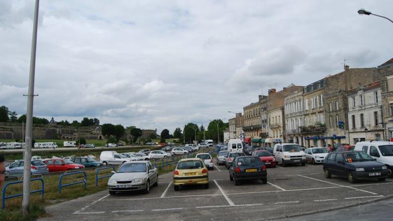 L'espace public est envahi par les voitures - Blaye