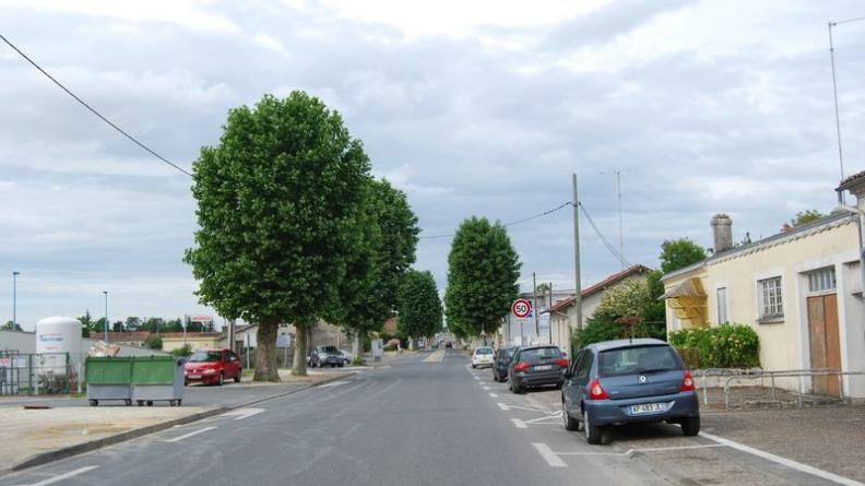 L'urbanisation se prolonge vers le nord au fil de la RD937 - Blaye