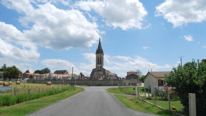 La belle silhouette de Saint-Mariens est parasitée par un pavillon