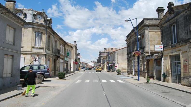 De belles façades cadrent la rue principale - Cavignac