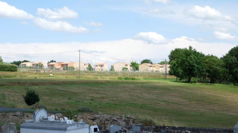 Ce quartier résidentiel implanté sur la ligne de crête s'impose dans le paysage - Vérac