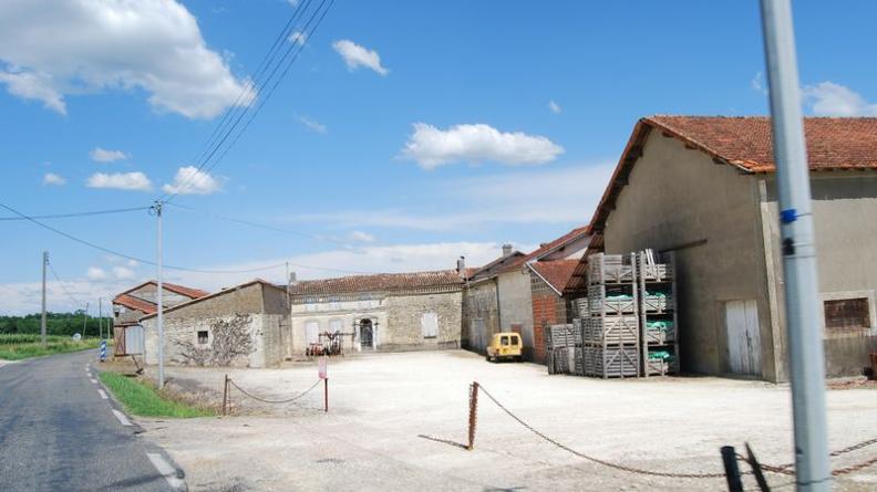 Autrefois isolée, cette ferme est aujourd'hui rejointe par le bâti de Villegouge