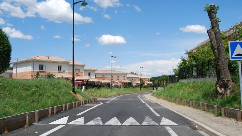De tels quartiers, totalement fermés, forment des enclaves et n'autorisent pas la constitution d'un espace public de qualité - Galgon