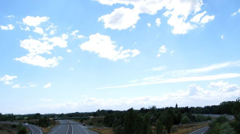 Dans la vallée de l'Isle, l'autoroute A89 dessine une limite nette et infranchissable au sein des marais bocagers des terres - Les Billaux