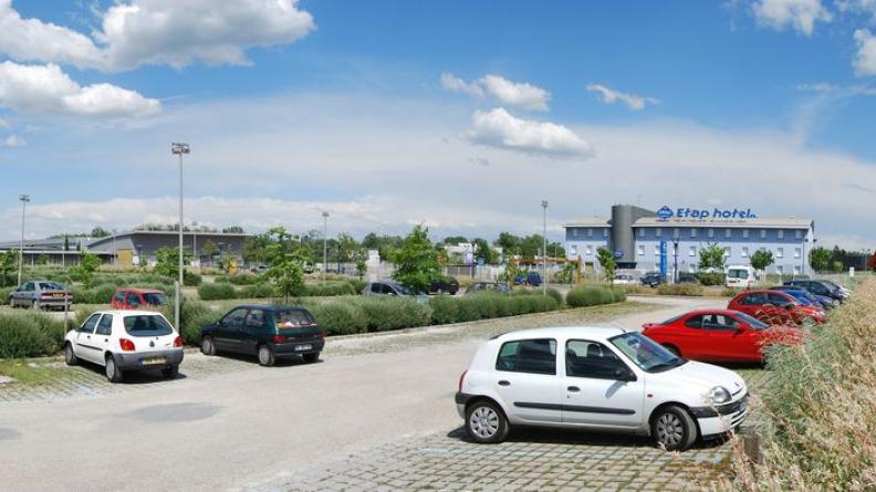 Le vaste parc de stationnement a bénéficié d'un traitement végétal valorisant - Libourne