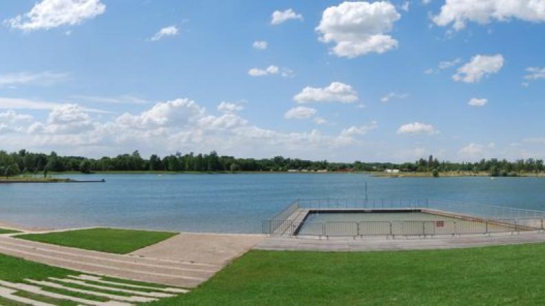 La plage aménagée, au nord du lac des Dagueys - Libourne