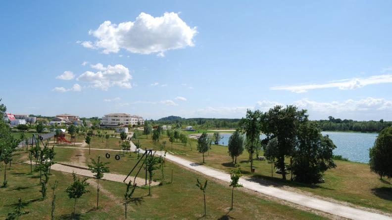 Les berges du lac sont aménagées en parc - Libourne
