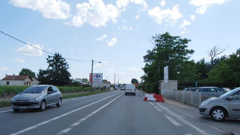 La ville s'étend de façon lâche au fil de la RD910 - Libourne
