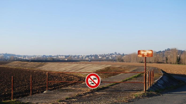 Moins esthétiques que les digues enherbées, les digues bétonnées sont également plus fragiles, car le terrain peut s'affaisser sous la chape de béton - Fontet