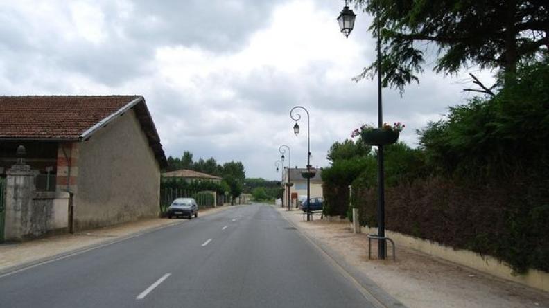 Les trottoirs sont peu confortables, la majorité de l'espace reste dédié à la voiture - Landiras