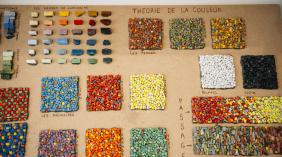 mosaïques disposées par couleur dans l'atelier d'Emilie Baudrais à Plassac
