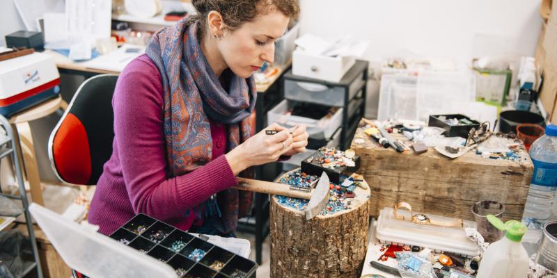 L'artiste Emilie Baudrais travaille la mosaïque dans son atelier à Plassac