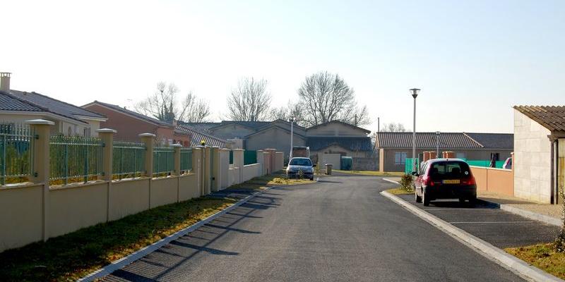 La ferme, dont on aperçoit les toitures au fond, a justifié ces constructions banalisantes et mal inscrites dans le paysage - Saint-André-de-Cubzac 
