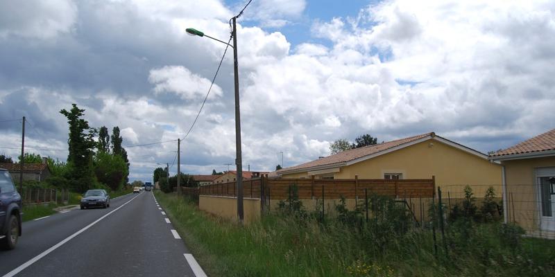 Les successions de pavillons en bords de routes banalisent fortement les paysages - Listrac-Médoc