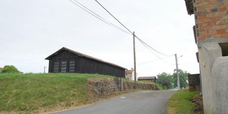 Franchissement de la digue par la route, obstruable en cas de crue - Bourdelles