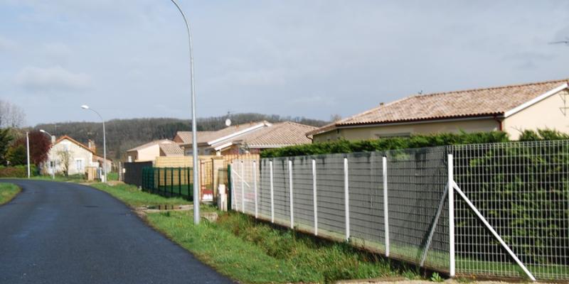 Les clôtures présentent aussi souvent une image disgracieuse : pauvreté des matériaux et des couleurs, absence de cohérence... Pineuilh 