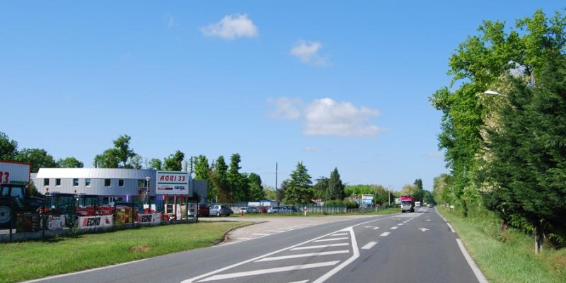 Les zones d'activités s'étendent sans maîtrise au long de la route - Cestas 