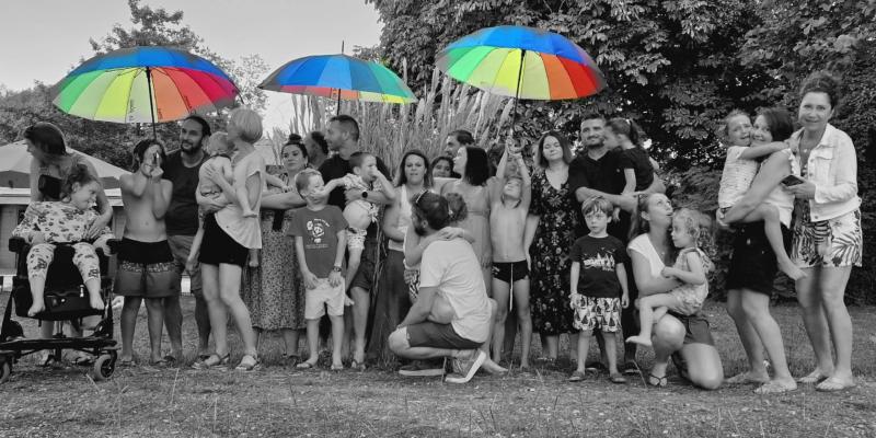 Membres de l'association avec des parapluies multicolores 