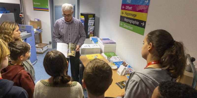 Viste à l'imprimerie des jeunes élus de la commission Europe